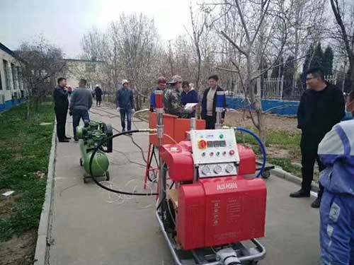 張家口聚脲噴涂 儲罐防腐哪個噴涂機型號好用?(圖1) 江蘇省客戶水池聚脲噴涂機防水現場施工拍攝